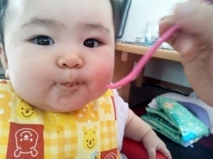 モリモリ食べてる (300x225).jpg