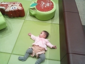 子供の遊び場に初デビュー① (300x225).jpg