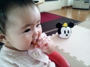 自分でお菓子食べてます♪ (300x225).jpg